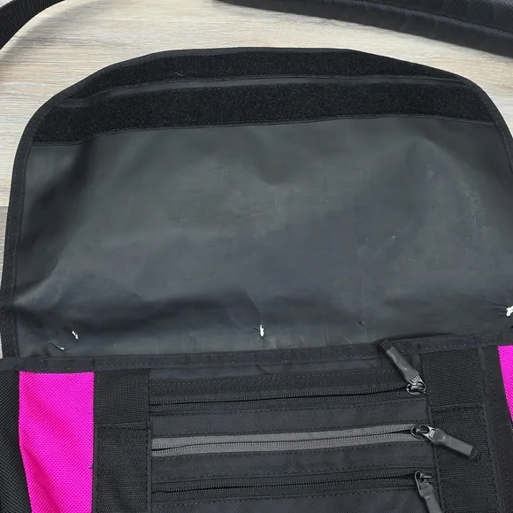 Timbuk2 Classic Messenger Bag - Raspberry Pink & Black - Waterproof Tech Carry - Picture 8 of 16